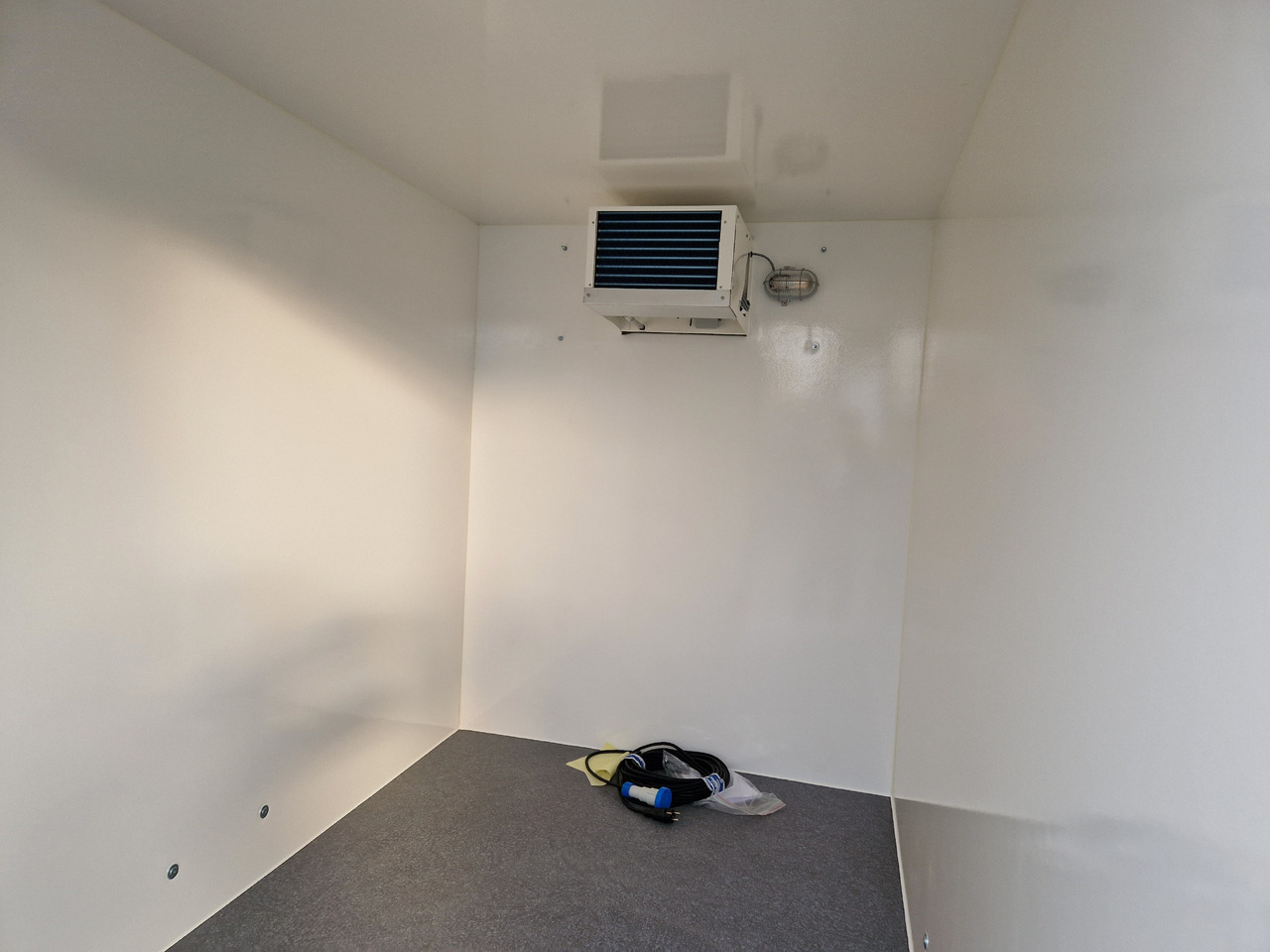 Pótkocsi hűtős Kargo CoolBoxx FK1326H 251x150x178cm Lebensmittel 230V Govi Kühlung Stützen 1300kg 100km/H: 17 kép.