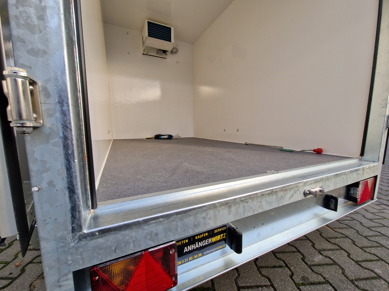 Pótkocsi hűtős Kargo CoolBoxx FK1326H 251x150x178cm Lebensmittel 230V Govi Kühlung Stützen 1300kg 100km/H: 12 kép.
