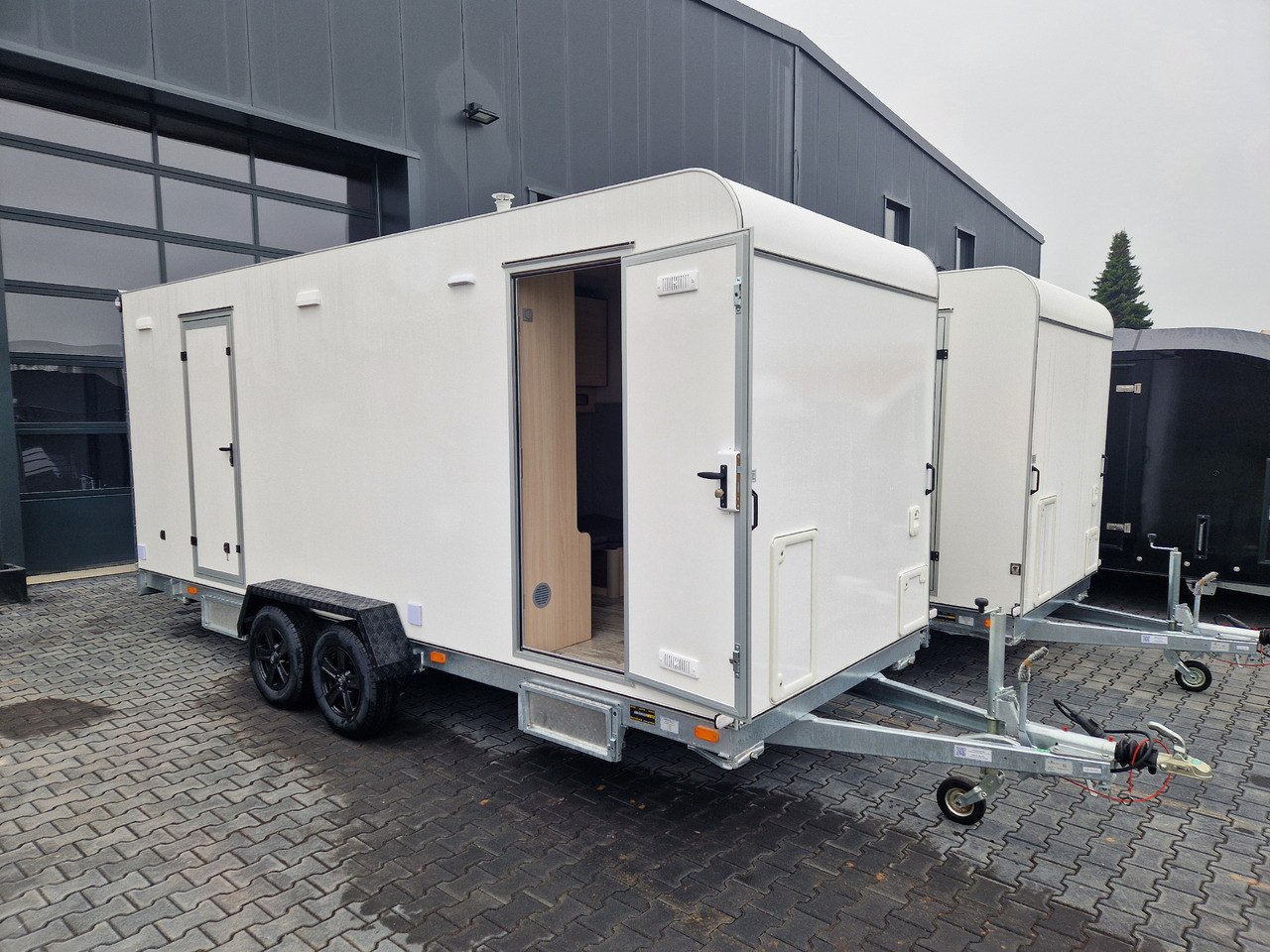 Koffer Sport Camp TFS 550.01 550x200x210cm Laderaum ST & Wohnabteil 2700kg - Lakókocsi: 3 kép. Koffer Sport Camp TFS 550.01 550x200x210cm Laderaum ST & Wohnabteil 2700kg - Lakókocsi: 3 kép.