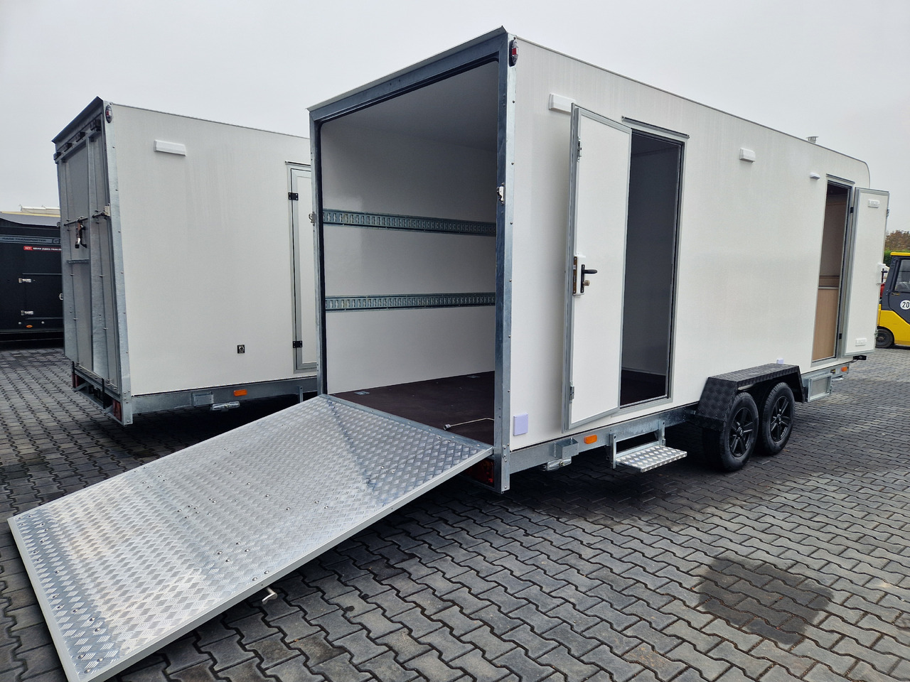 Koffer Sport Camp TFS 550.01 550x200x210cm Laderaum ST & Wohnabteil 2700kg - Lakókocsi: 2 kép. Koffer Sport Camp TFS 550.01 550x200x210cm Laderaum ST & Wohnabteil 2700kg - Lakókocsi: 2 kép.