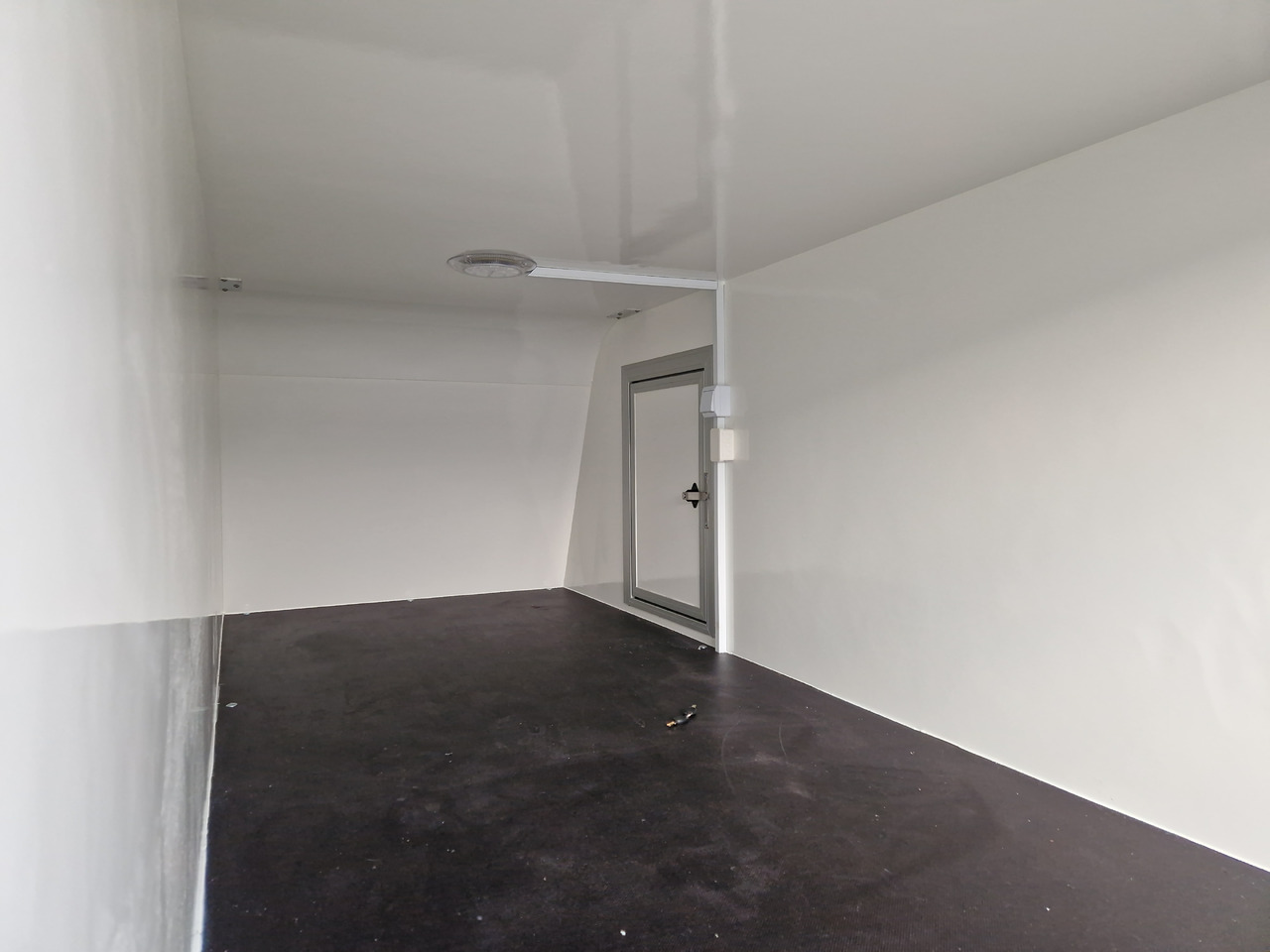 Kofferanhänger TF5 S Midi 300x110x90cm aero Seitentür IL 100km/H 750kg - Pótkocsi dobozos: 5 kép. Kofferanhänger TF5 S Midi 300x110x90cm aero Seitentür IL 100km/H 750kg - Pótkocsi dobozos: 5 kép.