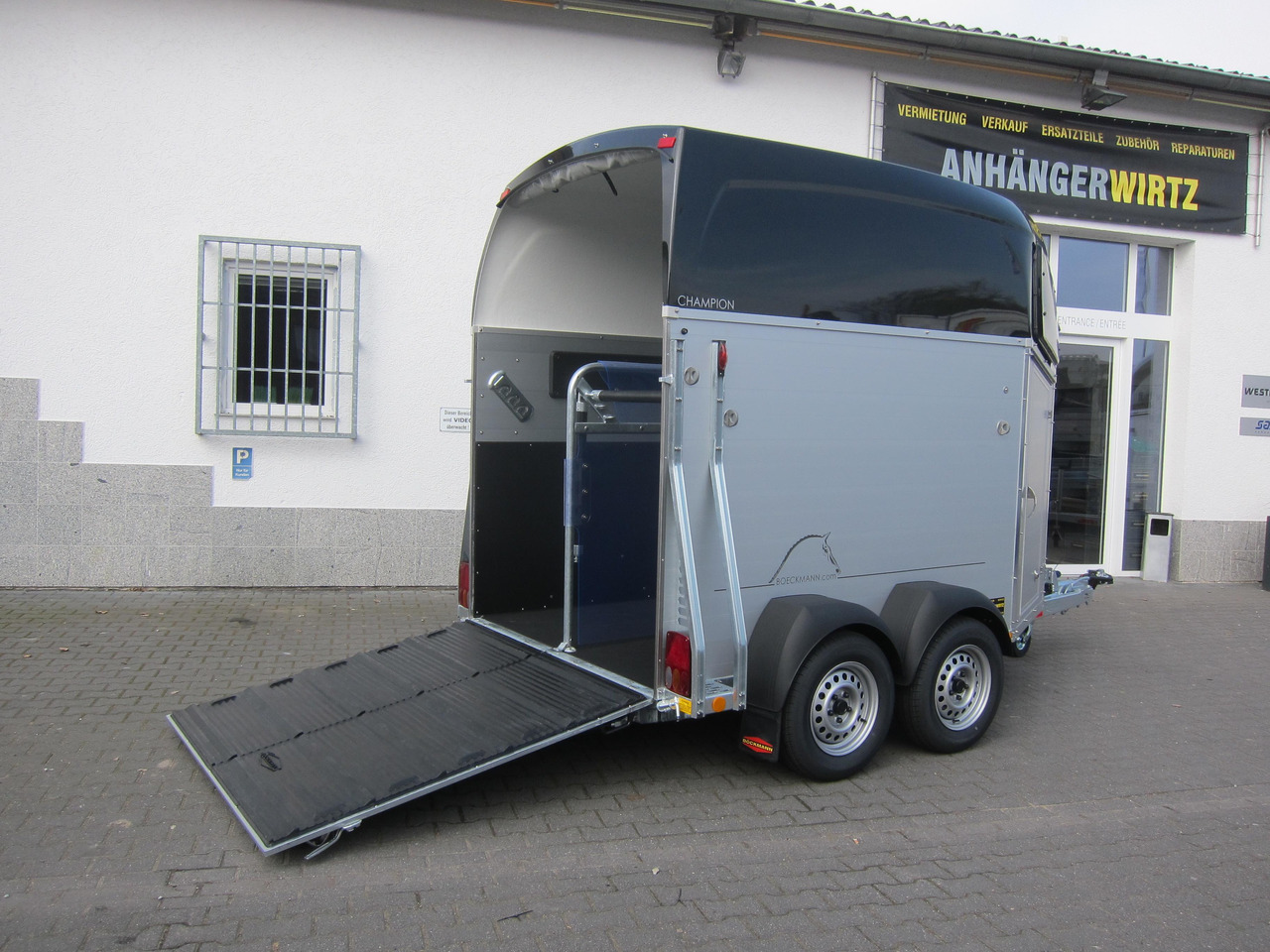 Pferdeanhänger Böckmann Champion C 2400kg Heckflügeltür blackline CFF+ 100 km/H 2400kg Abverkauf - Lószállító utánfutó: 2 kép. Pferdeanhänger Böckmann Champion C 2400kg Heckflügeltür blackline CFF+ 100 km/H 2400kg Abverkauf - Lószállító utánfutó: 2 kép.