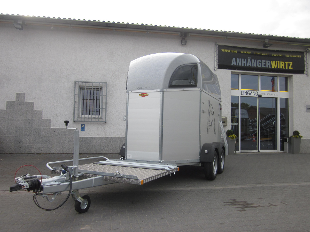 Pferdeanhänger Böckmann Champion C Kutschentransport CFF+ 100 km/H 2700kg - Lószállító utánfutó: 1 kép. Pferdeanhänger Böckmann Champion C Kutschentransport CFF+ 100 km/H 2700kg - Lószállító utánfutó: 1 kép.