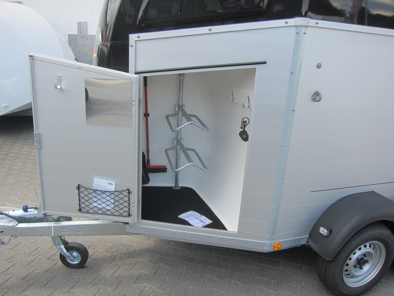 Pferdeanhänger Böckmann Champion R 165 Western Sattelkammer blackline 2400kg CFF 100 km/H Modell 22 - Lószállító utánfutó: 4 kép. Pferdeanhänger Böckmann Champion R 165 Western Sattelkammer blackline 2400kg CFF 100 km/H Modell 22 - Lószállító utánfutó: 4 kép.