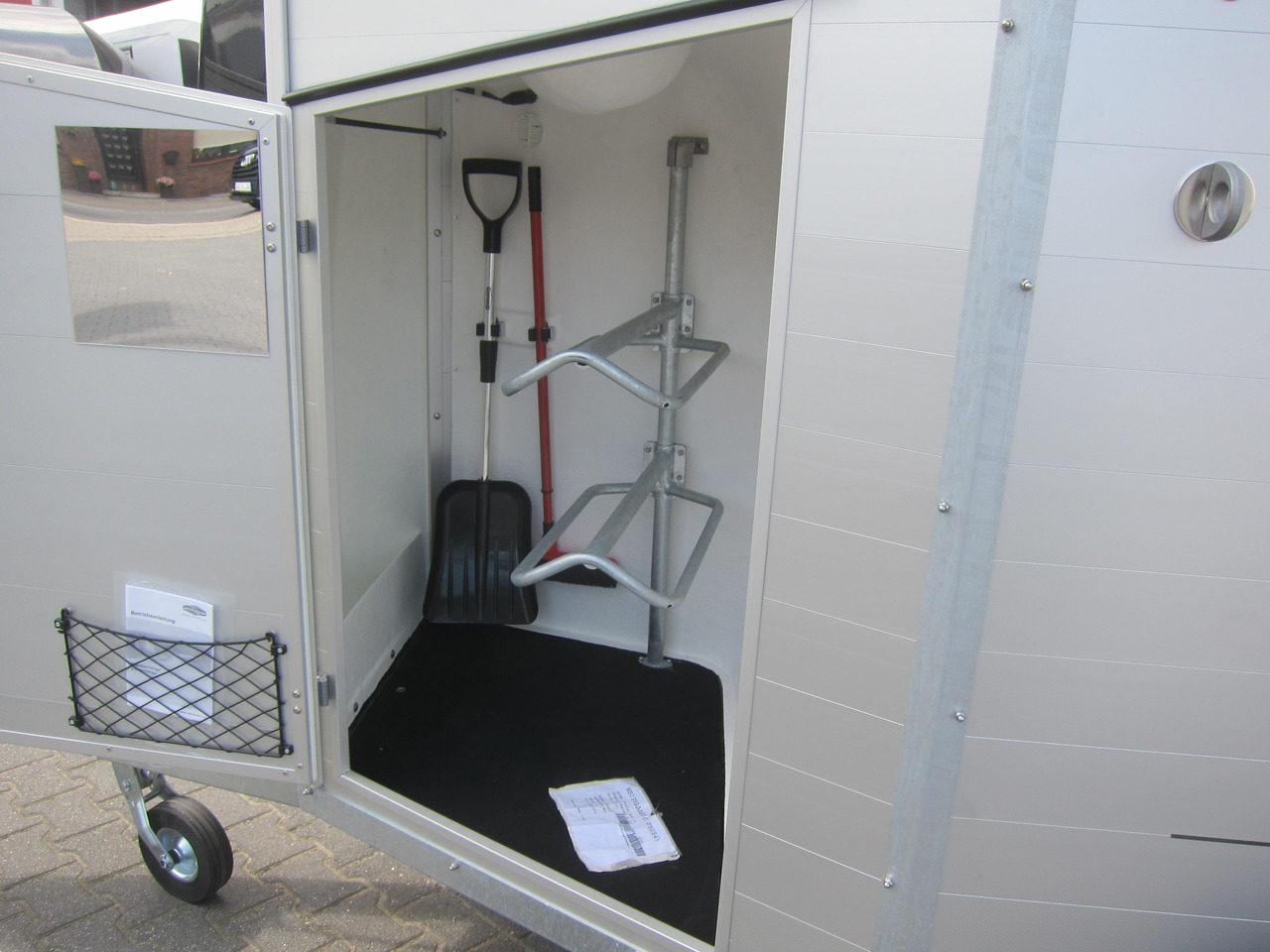 Pferdeanhänger Böckmann Champion R 165 Western Sattelkammer blackline 2400kg CFF 100 km/H Modell 22 - Lószállító utánfutó: 3 kép. Pferdeanhänger Böckmann Champion R 165 Western Sattelkammer blackline 2400kg CFF 100 km/H Modell 22 - Lószállító utánfutó: 3 kép.