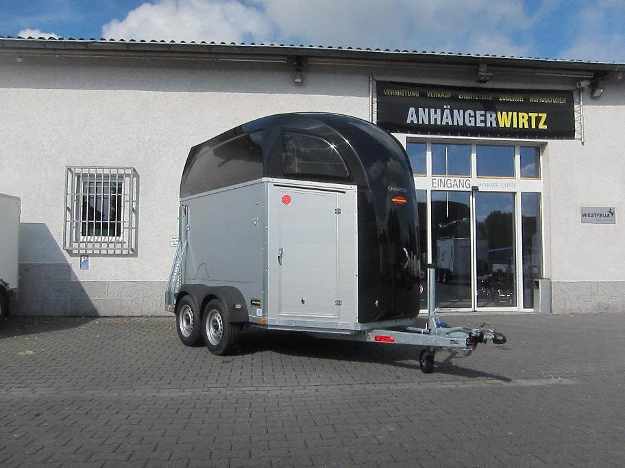 Pferdeanhänger Böckmann Champion R Sattelkammer blackline 2400kg CFF+ 100 km/H Modell 25 - Lószállító utánfutó: 2 kép. Pferdeanhänger Böckmann Champion R Sattelkammer blackline 2400kg CFF+ 100 km/H Modell 25 - Lószállító utánfutó: 2 kép.