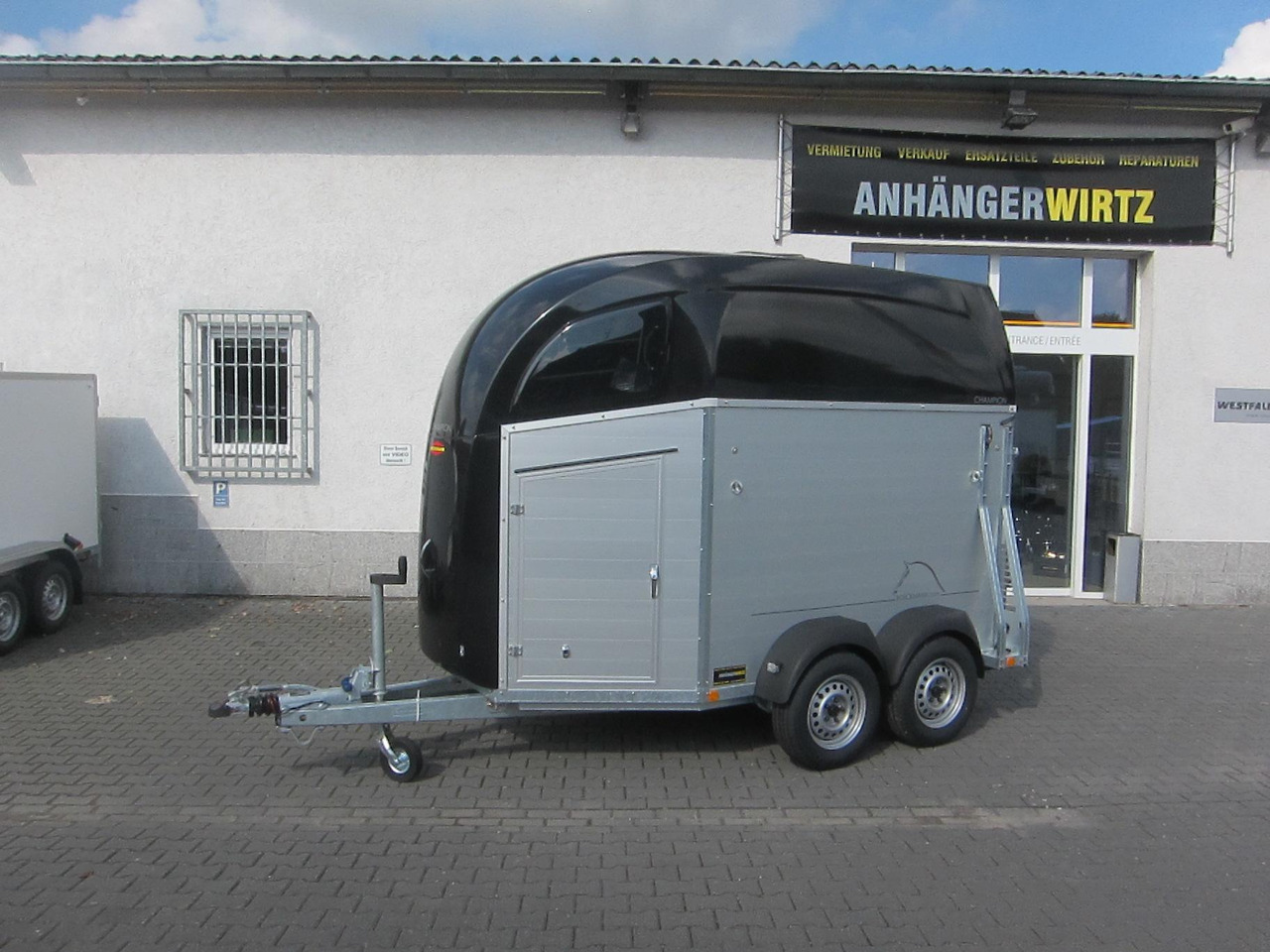 Pferdeanhänger Böckmann Champion R Sattelkammer blackline 2400kg CFF+ 100 km/H Modell 25 - Lószállító utánfutó: 1 kép. Pferdeanhänger Böckmann Champion R Sattelkammer blackline 2400kg CFF+ 100 km/H Modell 25 - Lószállító utánfutó: 1 kép.