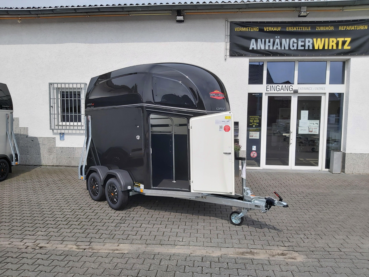 Pferdeanhänger Böckmann Comfort Esprit black Set Sattelkammer Trittschutz 100km/H 2400kg Modell 2024 - Lószállító utánfutó: 5 kép. Pferdeanhänger Böckmann Comfort Esprit black Set Sattelkammer Trittschutz 100km/H 2400kg Modell 2024 - Lószállító utánfutó: 5 kép.