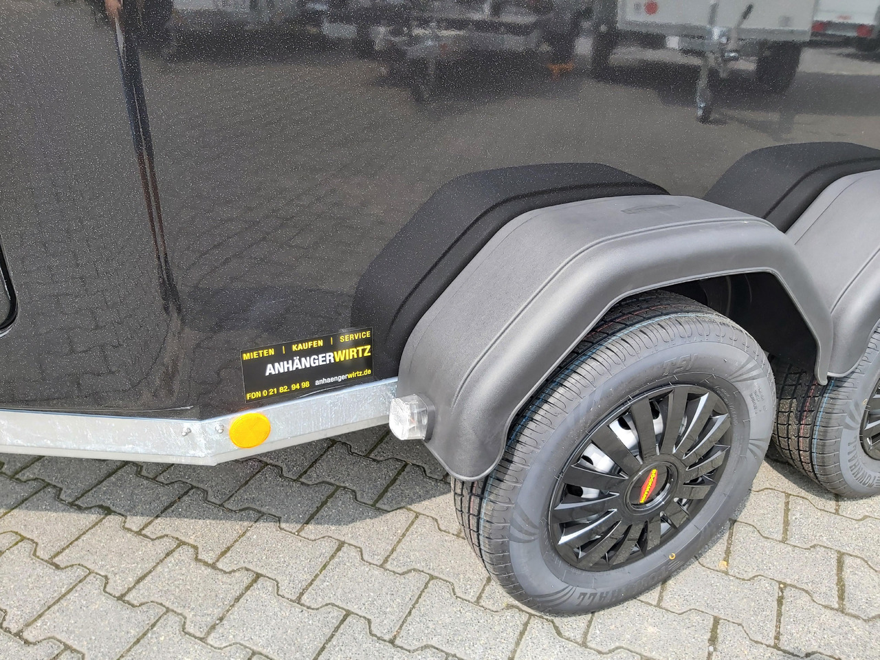 Pferdeanhänger Böckmann Comfort Esprit black Set Sattelkammer Trittschutz 100km/H 2400kg Modell 2024 - Lószállító utánfutó: 3 kép. Pferdeanhänger Böckmann Comfort Esprit black Set Sattelkammer Trittschutz 100km/H 2400kg Modell 2024 - Lószállító utánfutó: 3 kép.