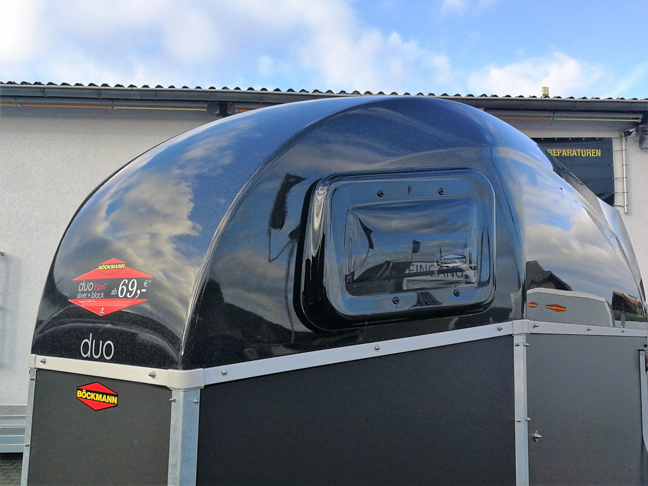 Pferdeanhänger Böckmann DUO Esprit silver black Haube schwarz 2400kg Modell 2024 - Lószállító utánfutó: 4 kép. Pferdeanhänger Böckmann DUO Esprit silver black Haube schwarz 2400kg Modell 2024 - Lószállító utánfutó: 4 kép.