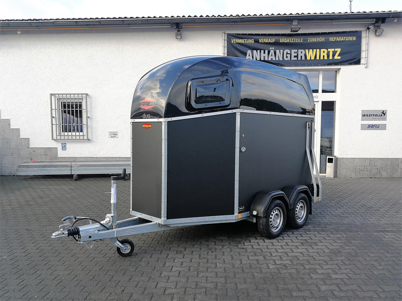 Pferdeanhänger Böckmann DUO Esprit silver black Haube schwarz 2400kg Modell 2024 - Lószállító utánfutó: 1 kép. Pferdeanhänger Böckmann DUO Esprit silver black Haube schwarz 2400kg Modell 2024 - Lószállító utánfutó: 1 kép.