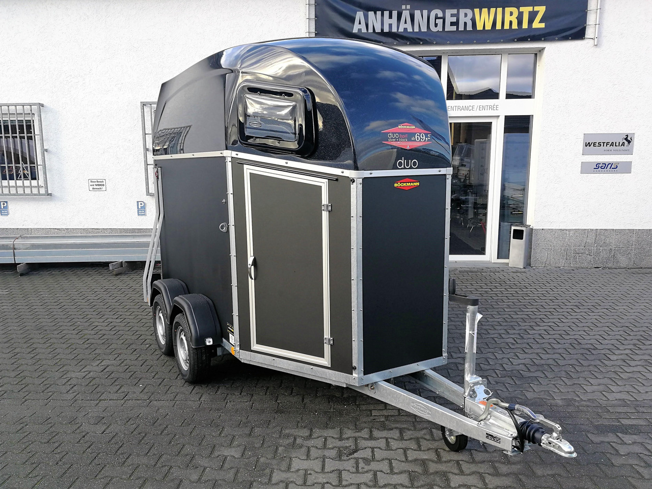 Pferdeanhänger Böckmann DUO Esprit silver black Haube schwarz 2400kg Modell 2024 - Lószállító utánfutó: 5 kép. Pferdeanhänger Böckmann DUO Esprit silver black Haube schwarz 2400kg Modell 2024 - Lószállító utánfutó: 5 kép.