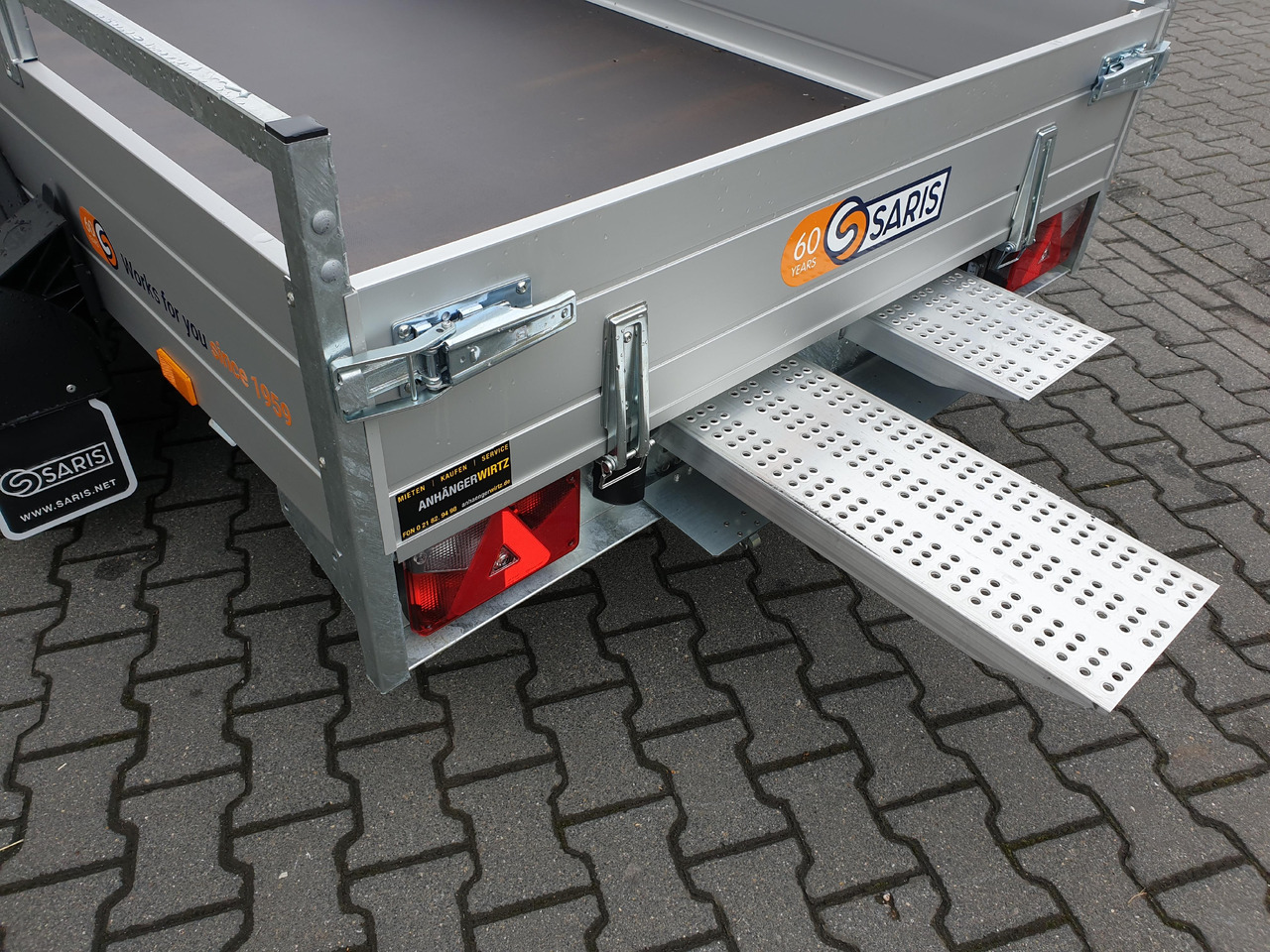 Saris Anhänger FW2000 McAlu Pro MP 305x155x45cm Auffahrrampen (M) 2000kg Winter Aktion - Platós pótkocsi: 3 kép. Saris Anhänger FW2000 McAlu Pro MP 305x155x45cm Auffahrrampen (M) 2000kg Winter Aktion - Platós pótkocsi: 3 kép.