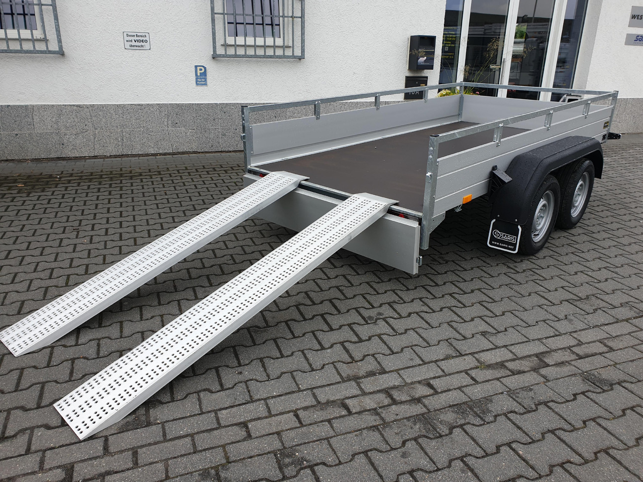 Saris Anhänger FW2000 McAlu Pro MP 305x155x45cm Auffahrrampen (M) 2000kg Winter Aktion - Platós pótkocsi: 1 kép. Saris Anhänger FW2000 McAlu Pro MP 305x155x45cm Auffahrrampen (M) 2000kg Winter Aktion - Platós pótkocsi: 1 kép.