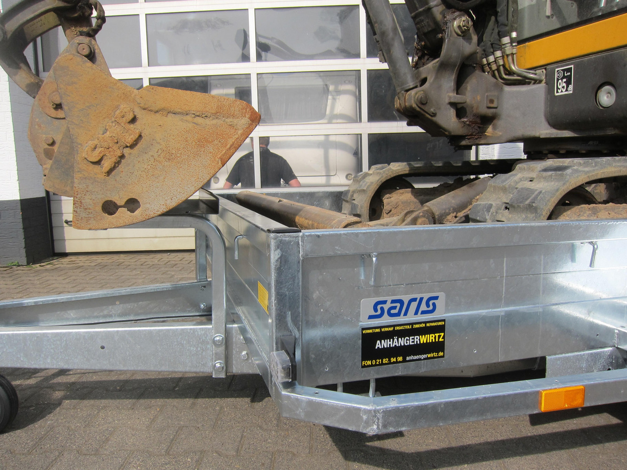 Saris Baggeranhänger Magnum Explorer 3000 V Rampen verschiebbar 3000kg Online Aktion - Gépszállító utánfutó: 2 kép. Saris Baggeranhänger Magnum Explorer 3000 V Rampen verschiebbar 3000kg Online Aktion - Gépszállító utánfutó: 2 kép.