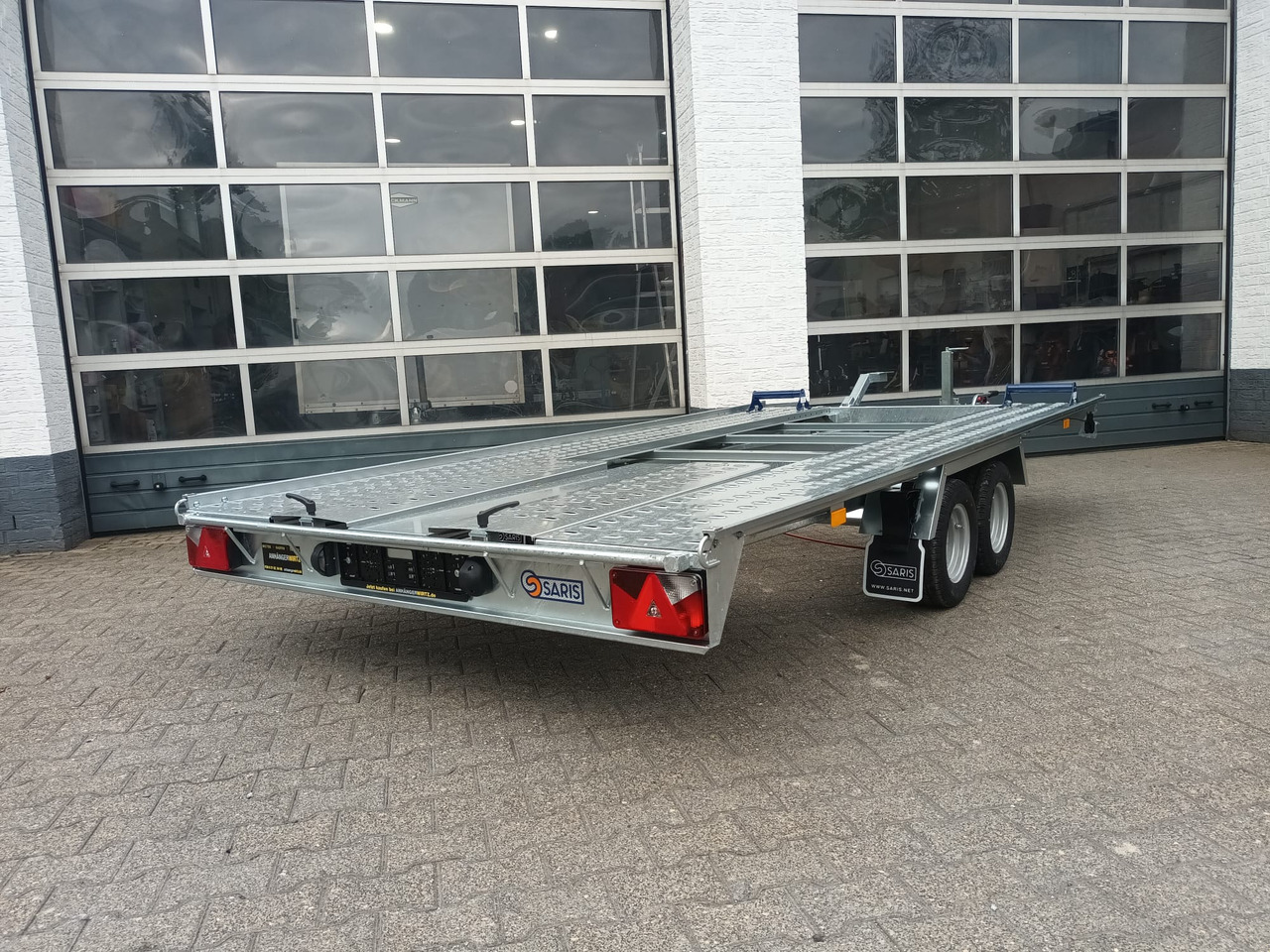 Saris Cartrailer AT 401 202 2700 2 K easyload ankippbar Rampen Fahrschienen Radstop 2700kg 100km/H - Pótkocsi autószállító: 5 kép. Saris Cartrailer AT 401 202 2700 2 K easyload ankippbar Rampen Fahrschienen Radstop 2700kg 100km/H - Pótkocsi autószállító: 5 kép.