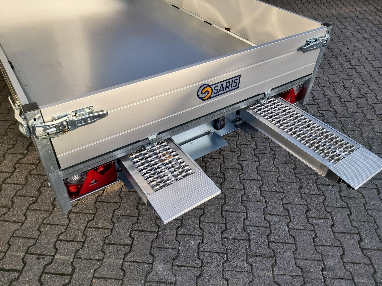 Saris Kipper K1 276 170 2000 2 276x170x30cm Alu Auffahrrampen Heckstützen Handpumpe 13" 2000kg - Pótkocsi billenőplatós: 3 kép. Saris Kipper K1 276 170 2000 2 276x170x30cm Alu Auffahrrampen Heckstützen Handpumpe 13" 2000kg - Pótkocsi billenőplatós: 3 kép.