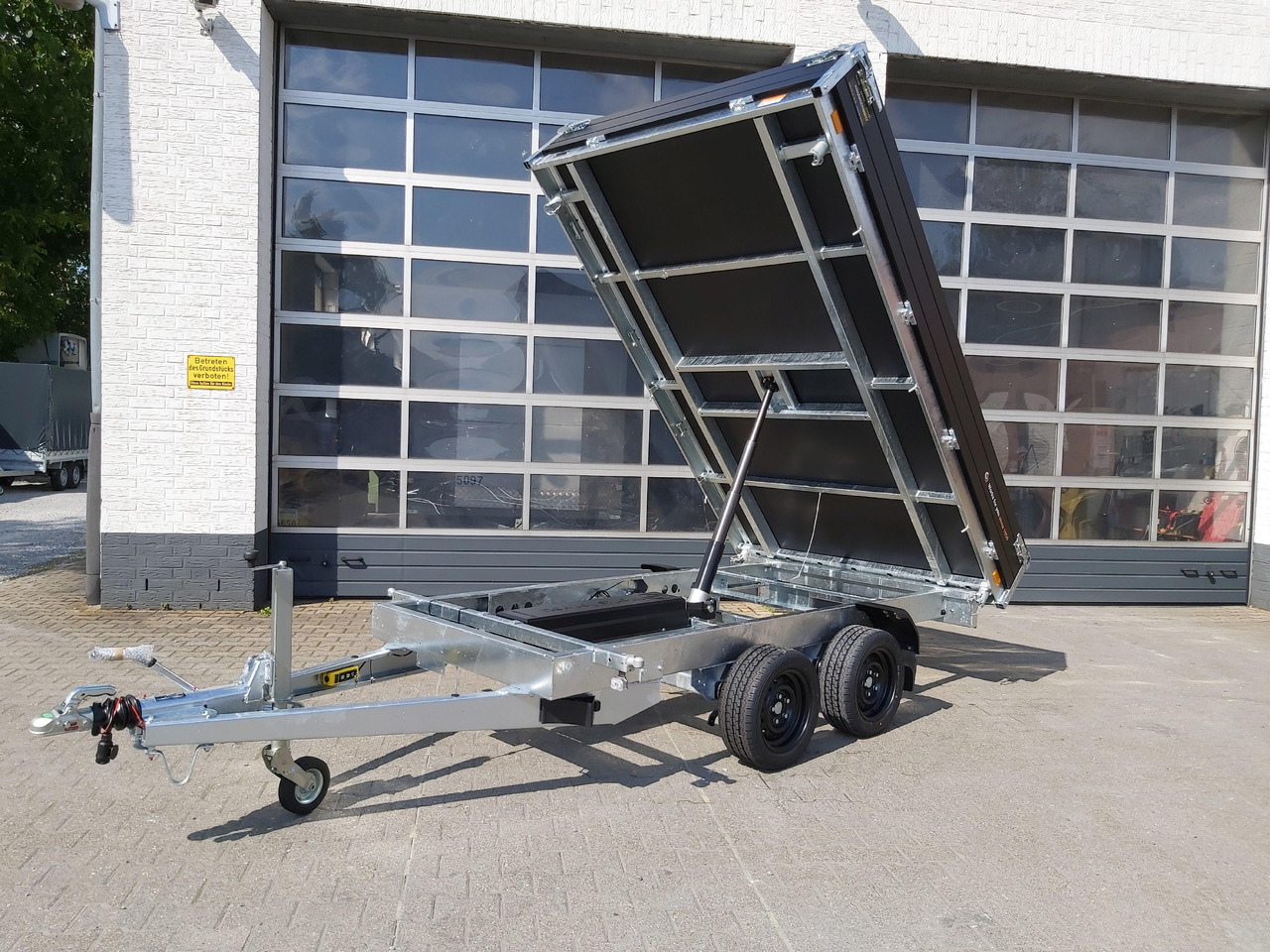 Saris Kipper K3 306 184 2700 2 E 306x184x30cm black Edition Elektro 13" 2700kg Januar Aktion - Pótkocsi billenőplatós: 2 kép. Saris Kipper K3 306 184 2700 2 E 306x184x30cm black Edition Elektro 13" 2700kg Januar Aktion - Pótkocsi billenőplatós: 2 kép.