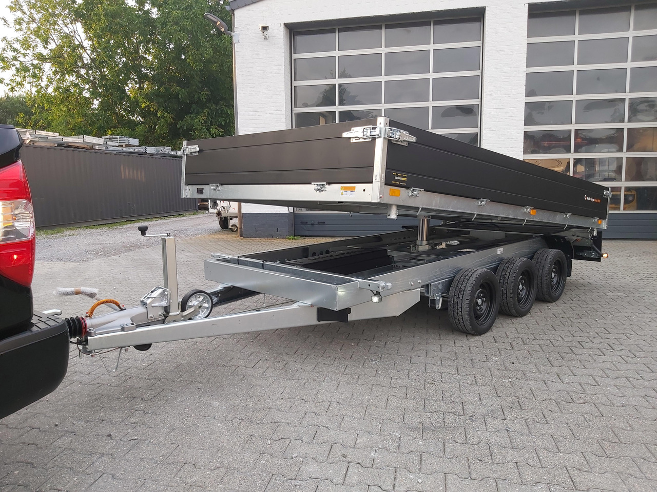 Saris Kipper K3 406 204 3500 3 E 406x204x35cm black Schacht LED Licht Blattfeder Tridem 3500kg 100km - Pótkocsi billenőplatós: 4 kép. Saris Kipper K3 406 204 3500 3 E 406x204x35cm black Schacht LED Licht Blattfeder Tridem 3500kg 100km - Pótkocsi billenőplatós: 4 kép.