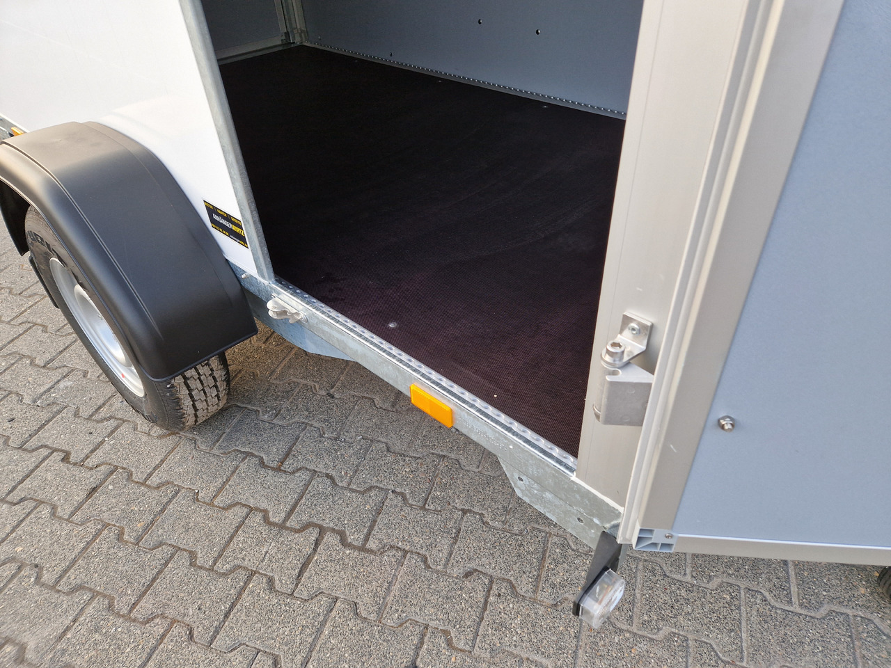 Saris Koffer GO 256 134 1350 1 GFK weiß Seitentür (S) 1350kg Modell 2024 - Pótkocsi dobozos: 5 kép. Saris Koffer GO 256 134 1350 1 GFK weiß Seitentür (S) 1350kg Modell 2024 - Pótkocsi dobozos: 5 kép.