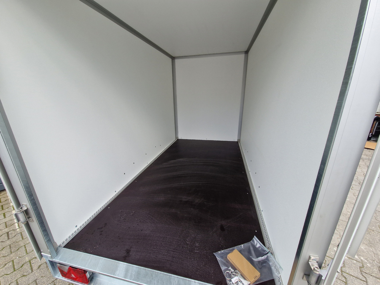 Saris Koffer GO 306 154 180 2700 2 306x154x180cm GFK grau (M) 2700kg Modell 2024 - Pótkocsi dobozos: 3 kép. Saris Koffer GO 306 154 180 2700 2 306x154x180cm GFK grau (M) 2700kg Modell 2024 - Pótkocsi dobozos: 3 kép.