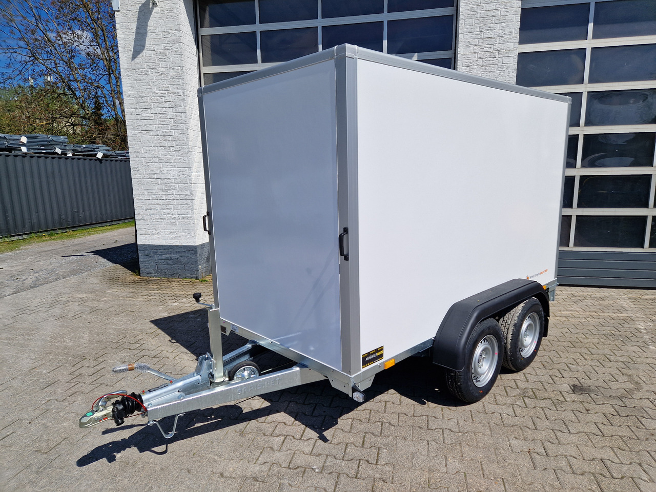Saris Koffer GO 306 154 180 2700 2 306x154x180cm GFK weiß Auffahrklappe (M) 2700kg Modell 2025 - Pótkocsi dobozos: 5 kép. Saris Koffer GO 306 154 180 2700 2 306x154x180cm GFK weiß Auffahrklappe (M) 2700kg Modell 2025 - Pótkocsi dobozos: 5 kép.