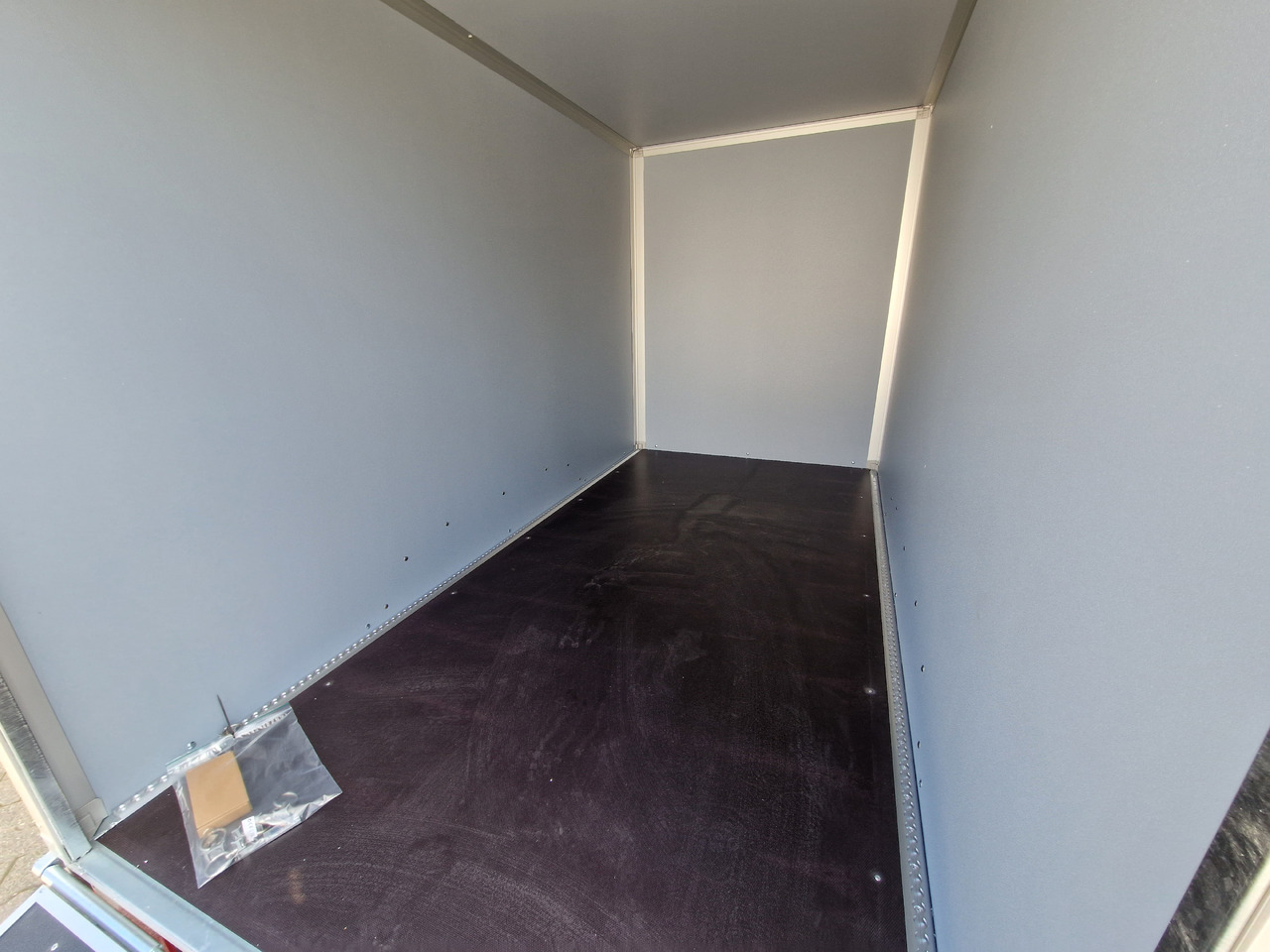 Saris Koffer GO 306 154 180 2700 2 306x154x180cm GFK weiß Auffahrklappe (M) 2700kg Modell 2025 - Pótkocsi dobozos: 3 kép. Saris Koffer GO 306 154 180 2700 2 306x154x180cm GFK weiß Auffahrklappe (M) 2700kg Modell 2025 - Pótkocsi dobozos: 3 kép.
