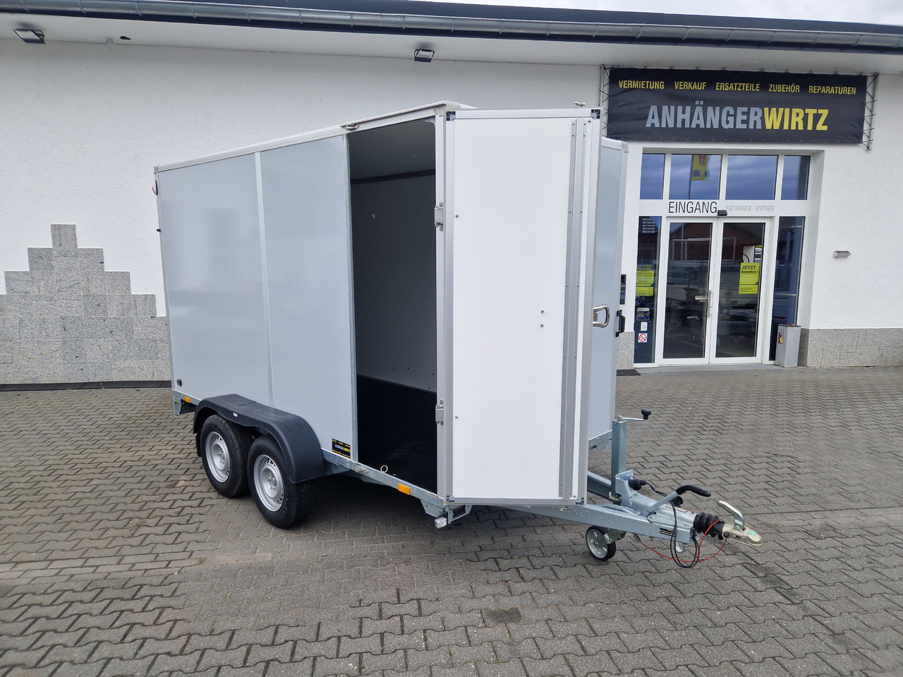 Saris Koffer GO 356 169 200 2700 2 356x169x200cm Hecktüren Seitentür grau GFK (L) 2700kg - Pótkocsi dobozos: 1 kép. Saris Koffer GO 356 169 200 2700 2 356x169x200cm Hecktüren Seitentür grau GFK (L) 2700kg - Pótkocsi dobozos: 1 kép.