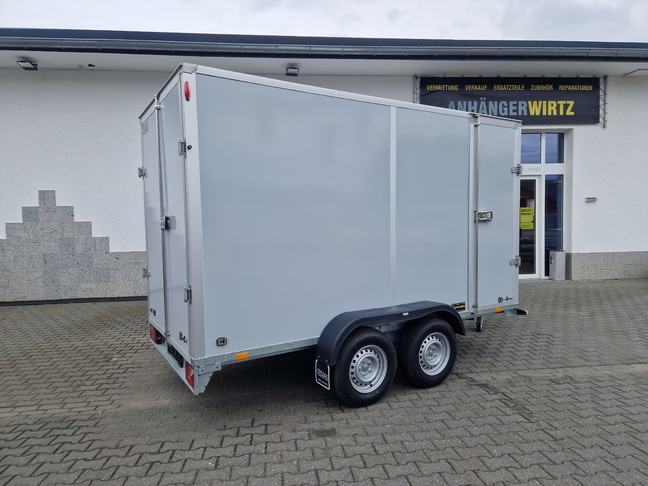 Saris Koffer GO 356 169 200 2700 2 356x169x200cm Hecktüren Seitentür grau GFK (L) 2700kg - Pótkocsi dobozos: 5 kép. Saris Koffer GO 356 169 200 2700 2 356x169x200cm Hecktüren Seitentür grau GFK (L) 2700kg - Pótkocsi dobozos: 5 kép.