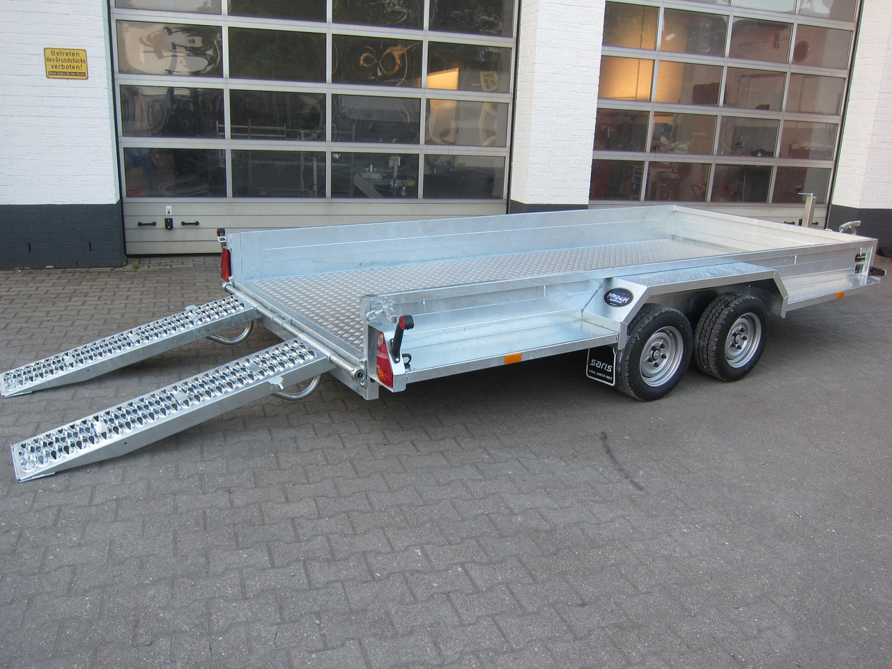 Saris Magnum MAXX 3500 406x182x30cm Rampen ForceOne Aluboden 3500kg Aktion - Gépszállító utánfutó: 5 kép. Saris Magnum MAXX 3500 406x182x30cm Rampen ForceOne Aluboden 3500kg Aktion - Gépszállító utánfutó: 5 kép.
