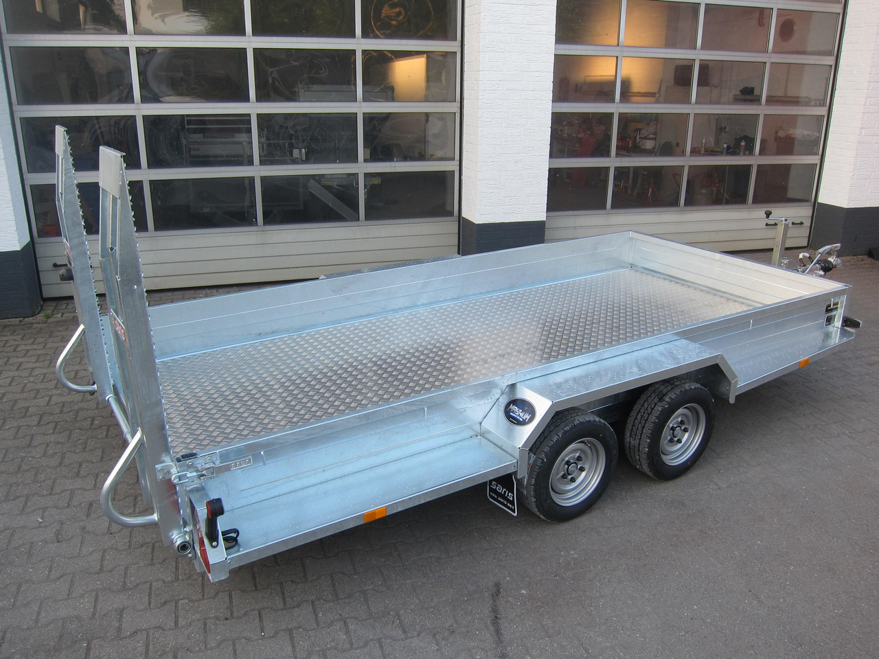 Saris Magnum MAXX 3500 406x182x30cm Rampen ForceOne Aluboden 3500kg Aktion - Gépszállító utánfutó: 4 kép. Saris Magnum MAXX 3500 406x182x30cm Rampen ForceOne Aluboden 3500kg Aktion - Gépszállító utánfutó: 4 kép.