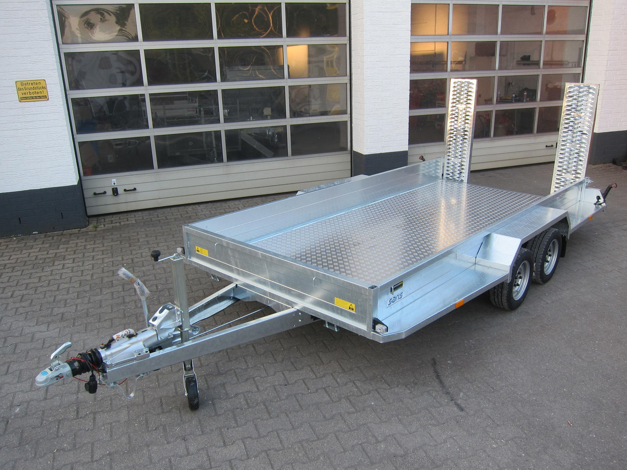 Saris Magnum MAXX 3500 406x182x30cm Rampen ForceOne Aluboden 3500kg Aktion - Gépszállító utánfutó: 1 kép. Saris Magnum MAXX 3500 406x182x30cm Rampen ForceOne Aluboden 3500kg Aktion - Gépszállító utánfutó: 1 kép.