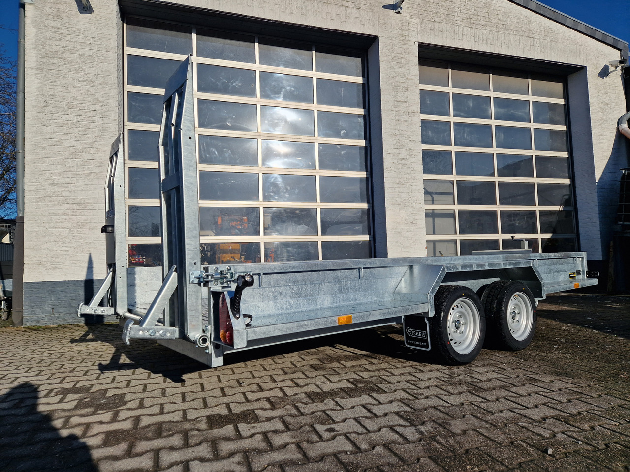 Saris Magnum MAXX 3500 406x182x30cm force one Rampen Schaufelablage 100km/H 3500kg Januar Aktion - Gépszállító utánfutó: 3 kép. Saris Magnum MAXX 3500 406x182x30cm force one Rampen Schaufelablage 100km/H 3500kg Januar Aktion - Gépszállító utánfutó: 3 kép.
