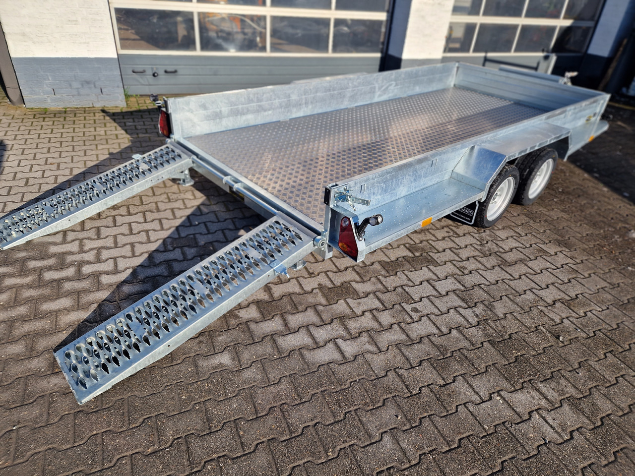 Saris Magnum MAXX 3500 406x182x30cm force one Rampen Schaufelablage 100km/H 3500kg Januar Aktion - Gépszállító utánfutó: 1 kép. Saris Magnum MAXX 3500 406x182x30cm force one Rampen Schaufelablage 100km/H 3500kg Januar Aktion - Gépszállító utánfutó: 1 kép.