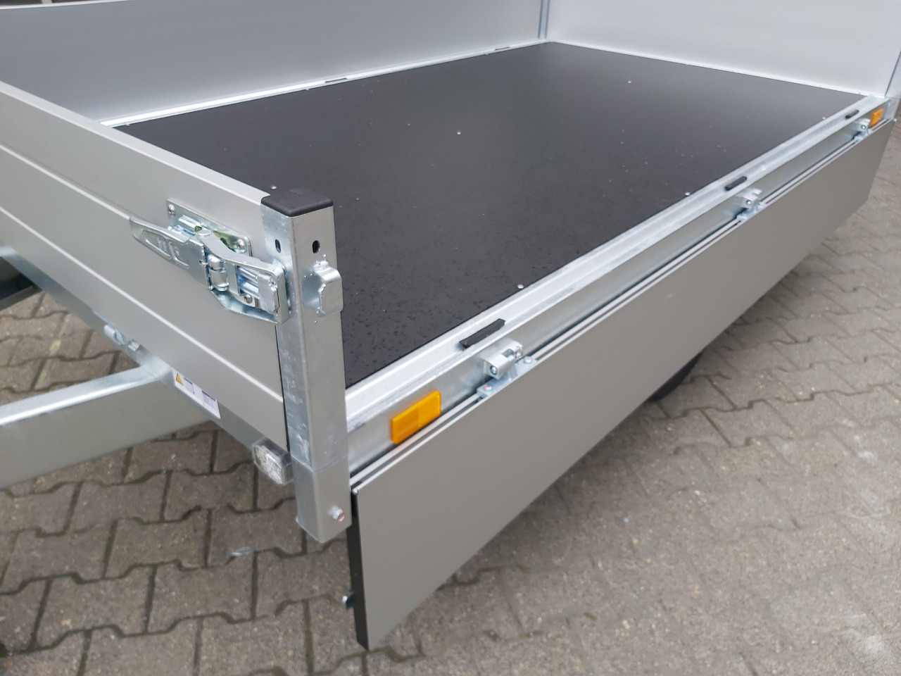Saris PL 256 150 1500 1 256x150x30cm 13" 1500kg Modell 2024 - Autó utánfutó: 4 kép. Saris PL 256 150 1500 1 256x150x30cm 13" 1500kg Modell 2024 - Autó utánfutó: 4 kép.