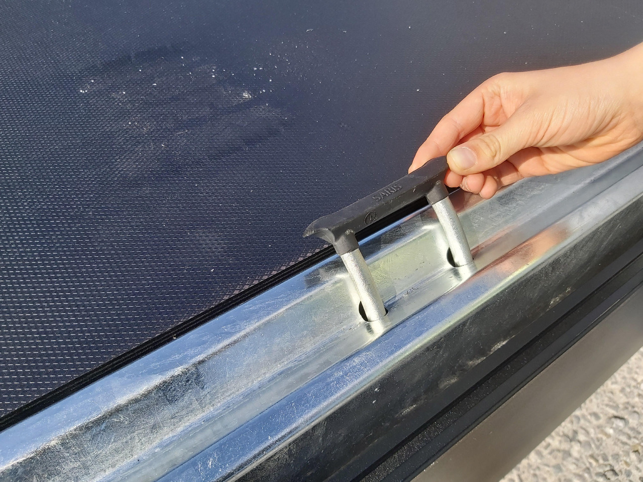 Saris PL 256 150 1500 1 256x150x30cm black Edition LED Beleuchtung 13" 1500kg Online - Platós pótkocsi: 2 kép. Saris PL 256 150 1500 1 256x150x30cm black Edition LED Beleuchtung 13" 1500kg Online - Platós pótkocsi: 2 kép.