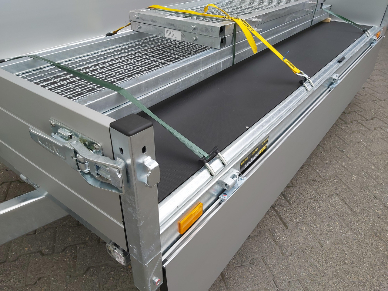 Saris PL 276 150 2000 2 276x150x30cm 13" (S) 2000kg Online Aktion - Platós pótkocsi: 5 kép. Saris PL 276 150 2000 2 276x150x30cm 13" (S) 2000kg Online Aktion - Platós pótkocsi: 5 kép.