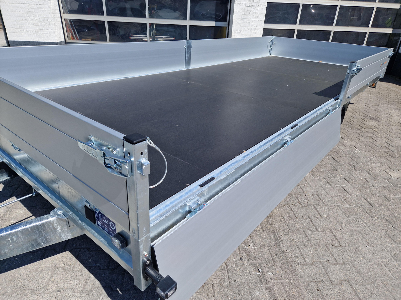 Saris PL HD 506 204 3500 2 506x204x35cm heavy duty LED Beleuchtung (XXL) Modell 2023 - Platós pótkocsi: 5 kép. Saris PL HD 506 204 3500 2 506x204x35cm heavy duty LED Beleuchtung (XXL) Modell 2023 - Platós pótkocsi: 5 kép.