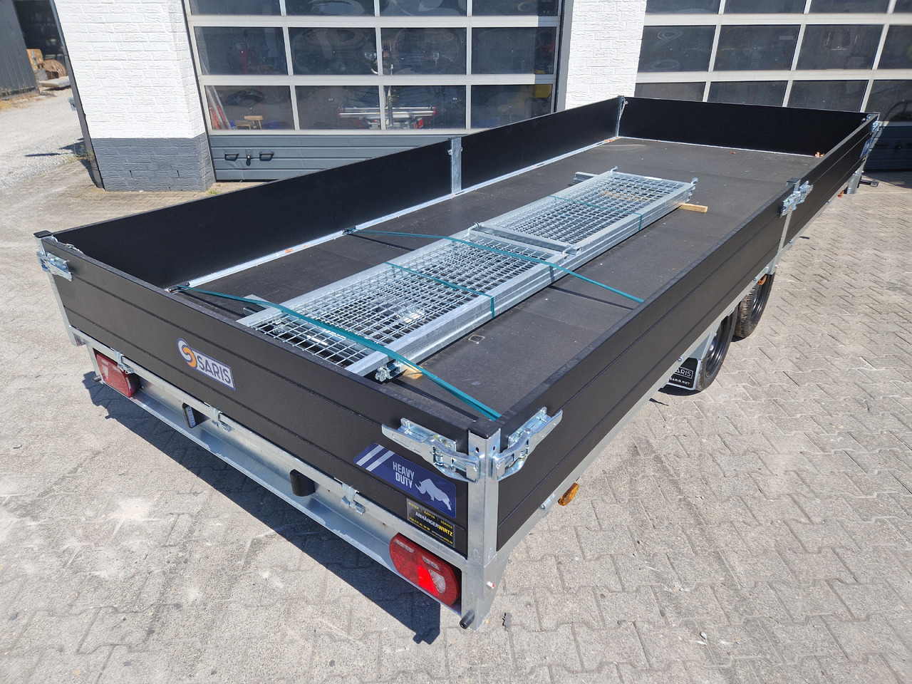 Saris PL HD 506 204 3500 2 506x204x35cm heavy duty black LED Licht (XXL) 3500kg - Platós pótkocsi: 4 kép. Saris PL HD 506 204 3500 2 506x204x35cm heavy duty black LED Licht (XXL) 3500kg - Platós pótkocsi: 4 kép.