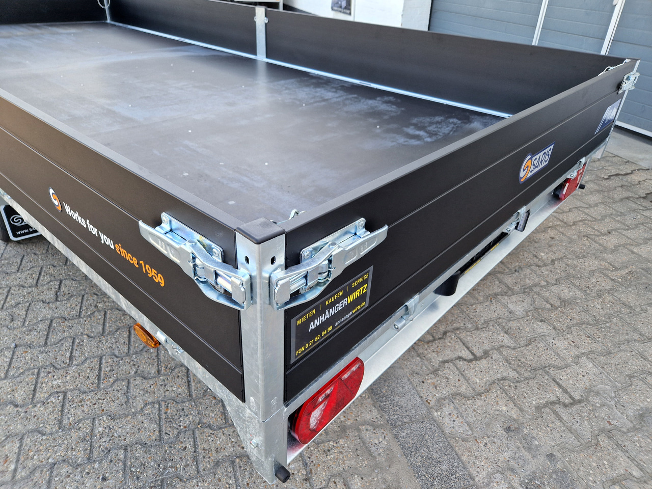 Saris PL HD 506 224 3500 2 506x224x35cm heavy duty blackline LED Beleuchtung (XXL) 3500kg - Platós pótkocsi: 5 kép. Saris PL HD 506 224 3500 2 506x224x35cm heavy duty blackline LED Beleuchtung (XXL) 3500kg - Platós pótkocsi: 5 kép.