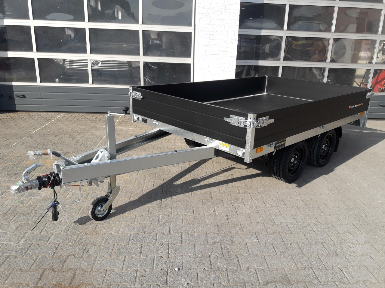 Saris PL276 170 2000 2 276x170x30cm black Edition LED Beleuchtung 13" (S) 2000kg - Platós pótkocsi: 1 kép. Saris PL276 170 2000 2 276x170x30cm black Edition LED Beleuchtung 13" (S) 2000kg - Platós pótkocsi: 1 kép.