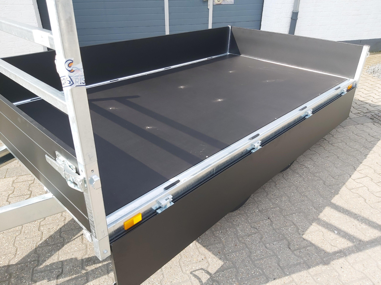 Saris PL306 170 2700 2 306x170x30cm black Edition LED Beleuchtung H Gestell 13" (M) 2700kg - Platós pótkocsi: 4 kép. Saris PL306 170 2700 2 306x170x30cm black Edition LED Beleuchtung H Gestell 13" (M) 2700kg - Platós pótkocsi: 4 kép.