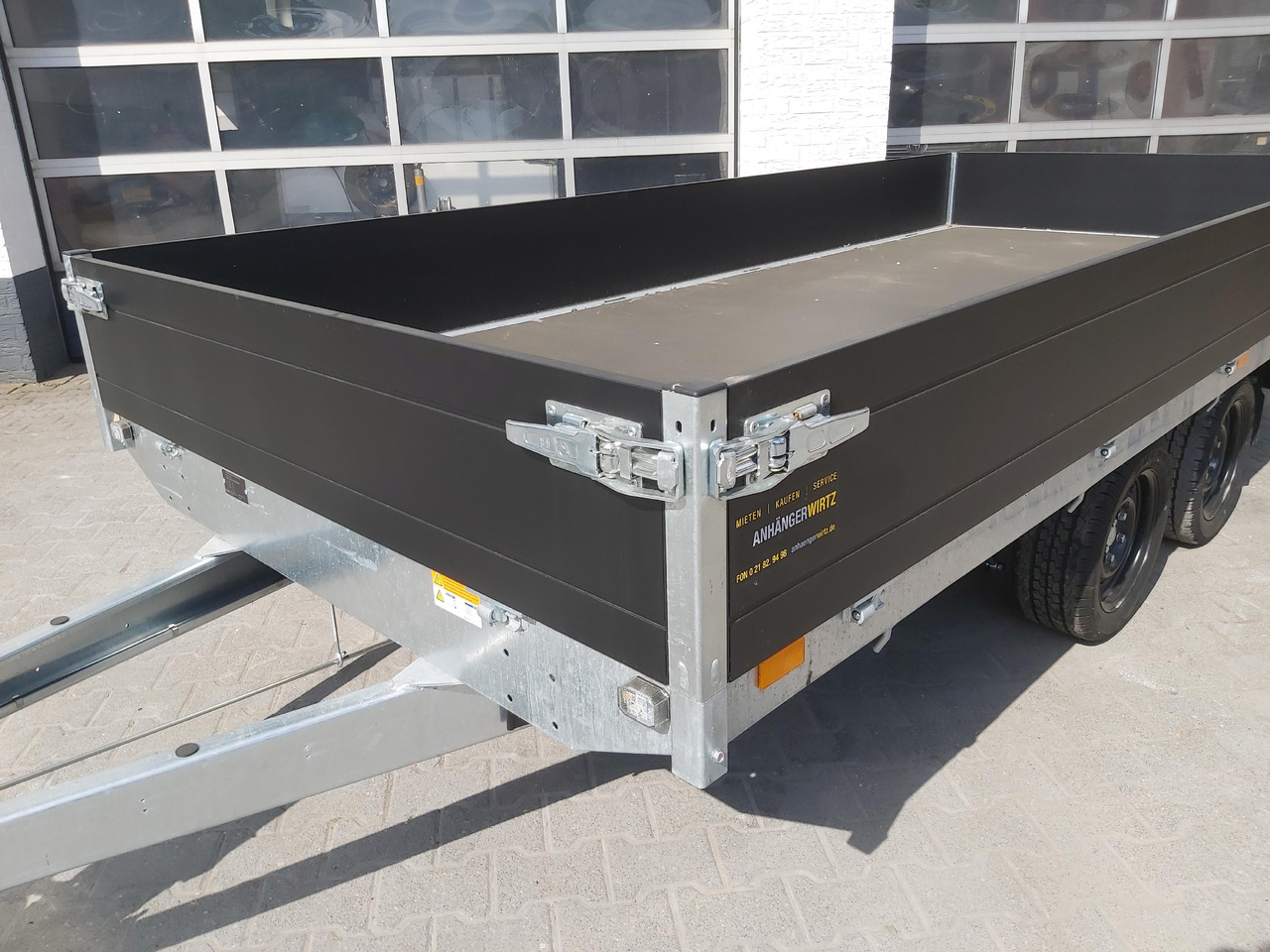 Saris PL406 184 2700 2 406x184x35cm black Edition LED Beleuchtung 13" (XL) 2700kg - Platós pótkocsi: 2 kép. Saris PL406 184 2700 2 406x184x35cm black Edition LED Beleuchtung 13" (XL) 2700kg - Platós pótkocsi: 2 kép.