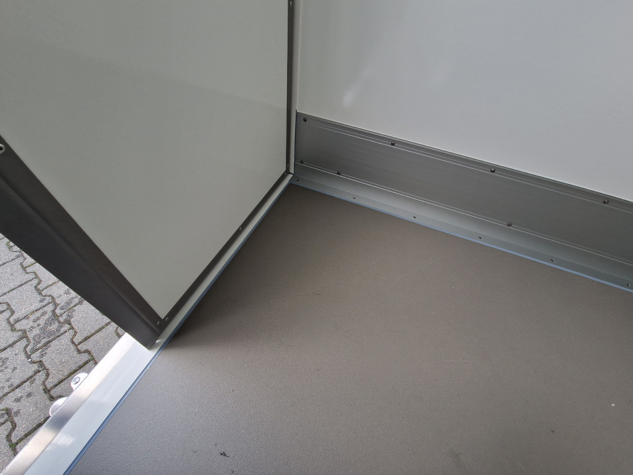 Tiefkühlanhänger AZK 2734/156 336x156x200cm 100 Frigoliner GOVI K6 bis -18°C (M) 2700kg - Pótkocsi hűtős: 4 kép. Tiefkühlanhänger AZK 2734/156 336x156x200cm 100 Frigoliner GOVI K6 bis -18°C (M) 2700kg - Pótkocsi hűtős: 4 kép.