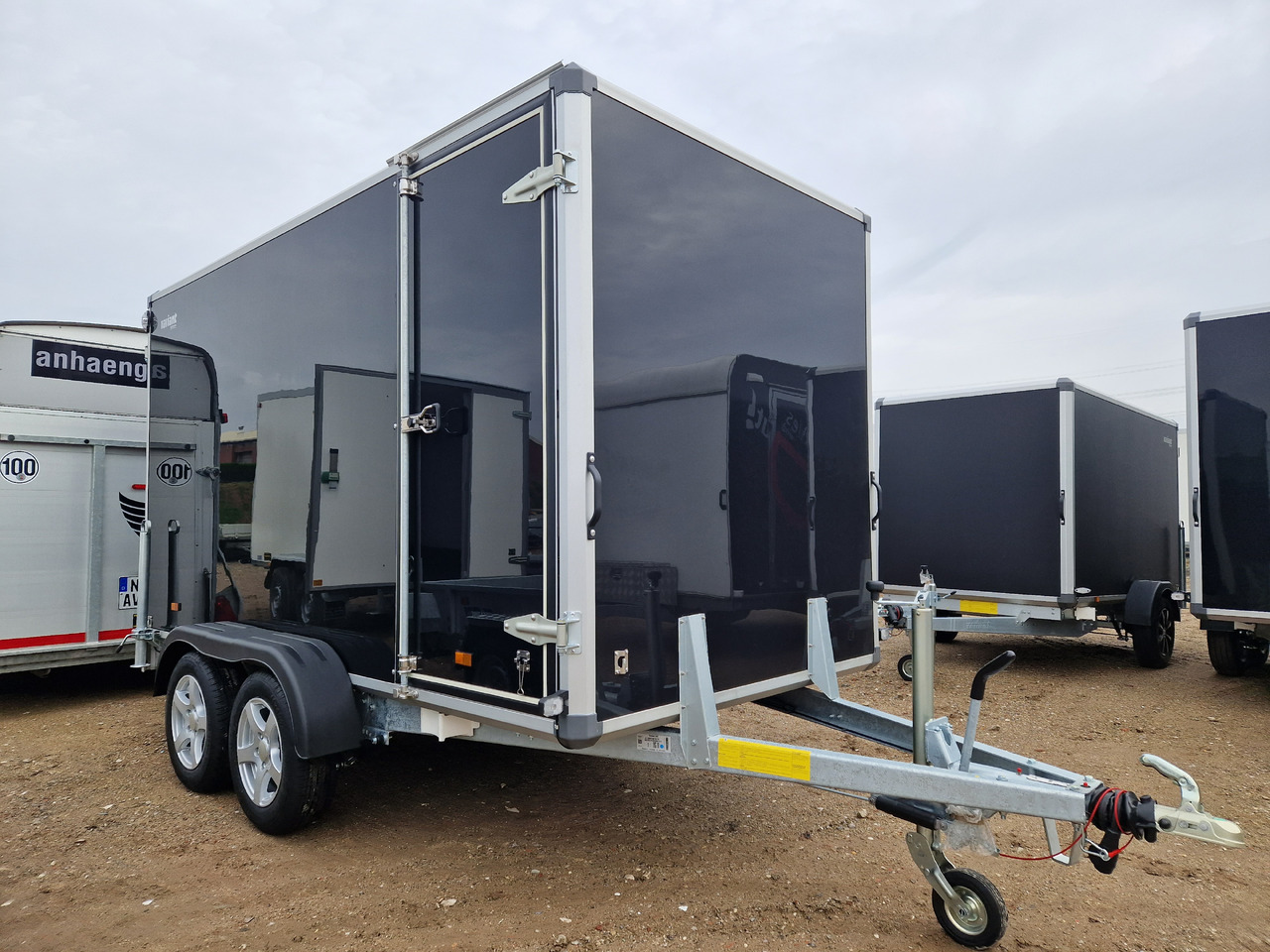 Variant 2517 C4 Edition black 346x168x188cm Seitentür Alufelgen 2500kg 100km/H - Pótkocsi dobozos: 2 kép. Variant 2517 C4 Edition black 346x168x188cm Seitentür Alufelgen 2500kg 100km/H - Pótkocsi dobozos: 2 kép.