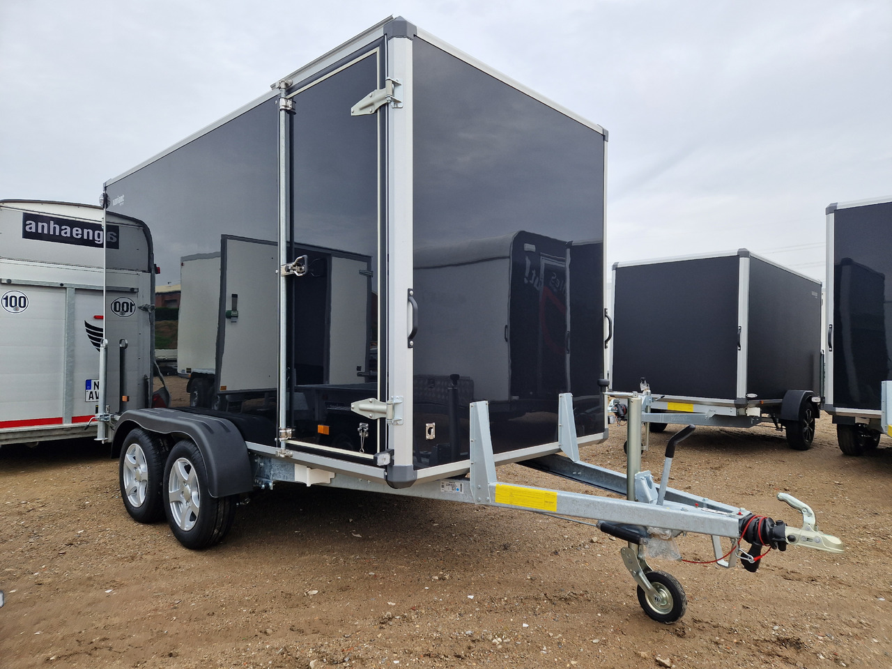 Variant 2517 C4 Edition black 346x168x188cm Seitentür Alufelgen 2500kg 100km/H - Pótkocsi dobozos: 1 kép. Variant 2517 C4 Edition black 346x168x188cm Seitentür Alufelgen 2500kg 100km/H - Pótkocsi dobozos: 1 kép.