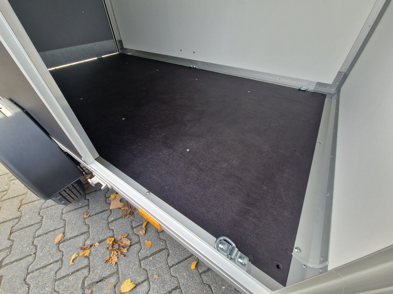 Motorszállító utánfutó Variant C1315 C2 Edition black 258x148x157cm Aluf. Heckrampe Seitentür 1350kg 100 km/H black deal: 9 kép.