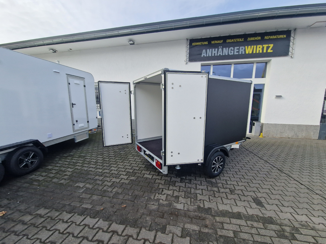 Pótkocsi dobozos Variant C1315 C2 Edition black 258x148x157cm Alufelgen darkline 1350kg 100km/H 2024 black deal: 9 kép.