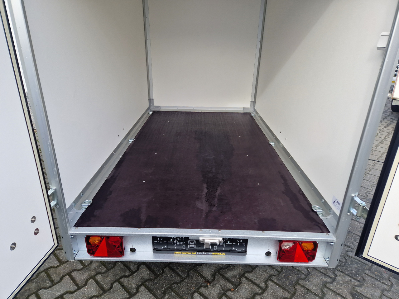 Pótkocsi dobozos Variant C1315 C2 Edition black 258x148x157cm Alufelgen darkline 1350kg 100km/H 2024 black deal: 8 kép.