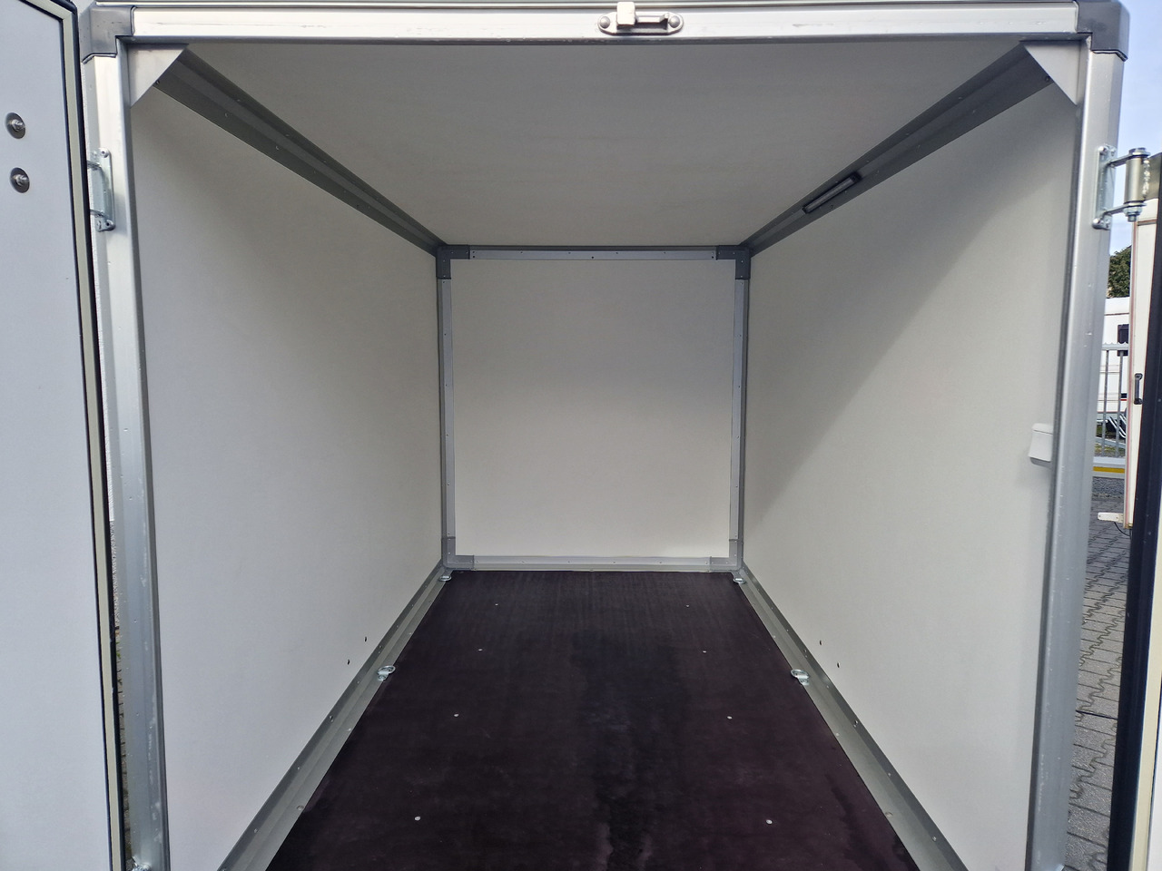 Pótkocsi dobozos Variant C1315 C2 Edition black 258x148x157cm Alufelgen darkline 1350kg 100km/H 2024 black deal: 11 kép.